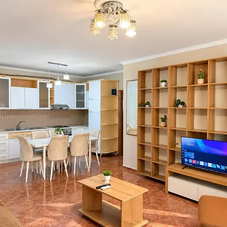 2br L Big Balcony L Free Parking Apartament